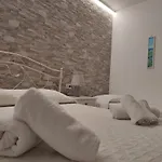 Villa Vetti - Exclusive Garden & Pool Retreat