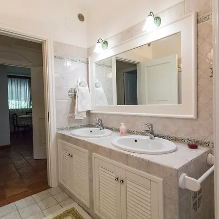 빌라 Vetti - Exclusive Garden & Pool Retreat 우겐토