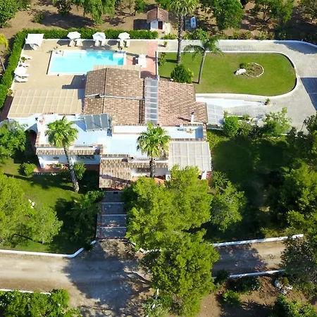 Vetti - Exclusive Garden & Pool Retreat