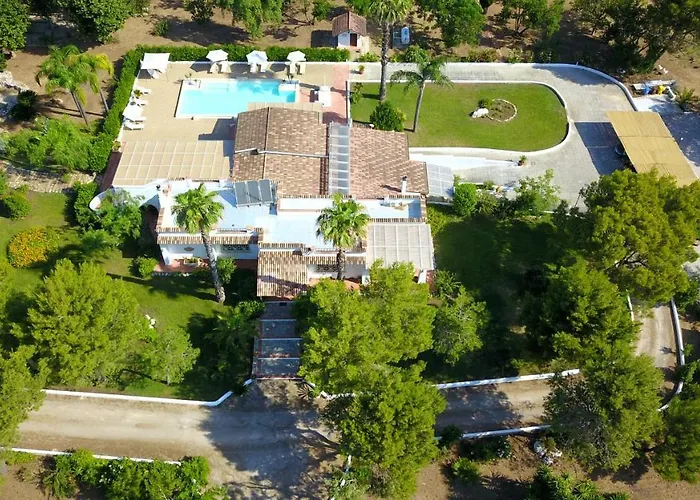 Vetti - Exclusive Garden & Pool Retreat