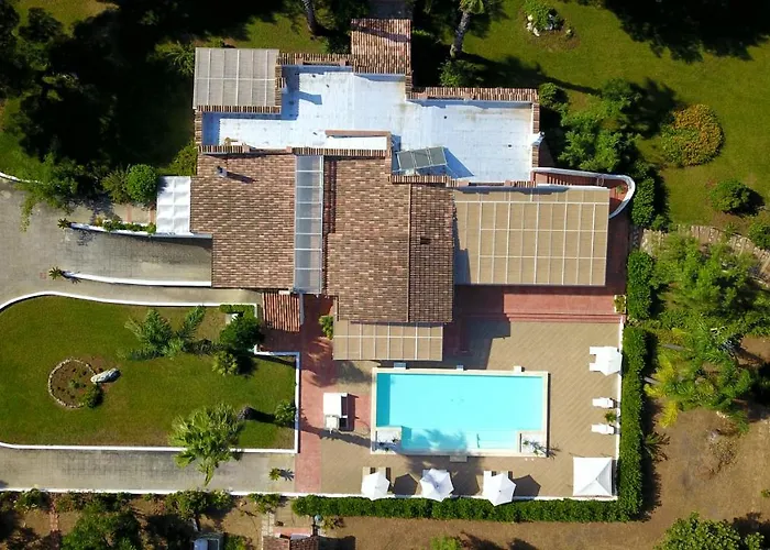 Villa Vetti - Exclusive Garden & Pool Retreat *