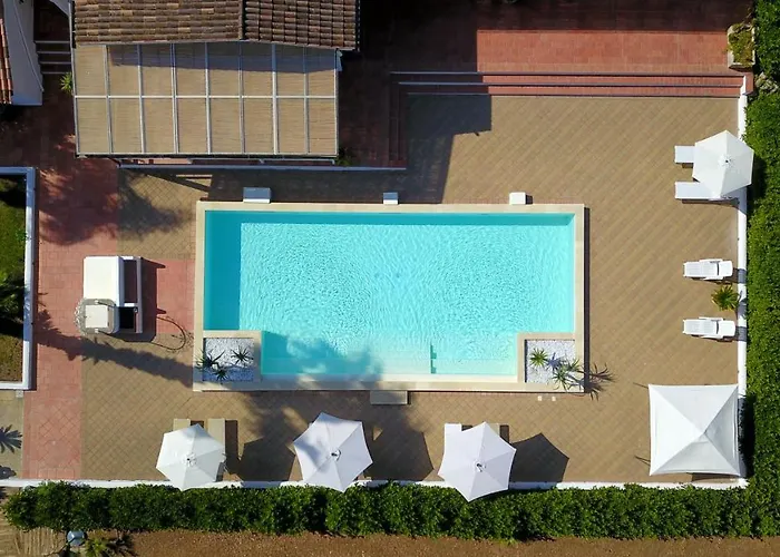 Villa Vetti - Exclusive Garden & Pool Retreat