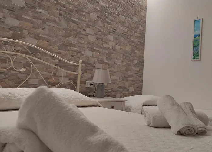 Villa Vetti - Exclusive Garden & Pool Retreat